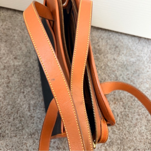 Dooney and Bourke rare vintage all weather leather shoulder bag - Picture 11 of 13